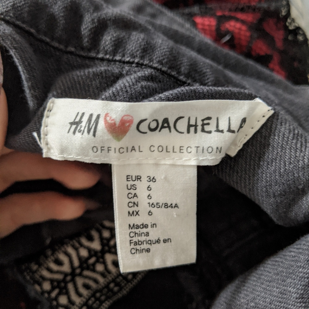 H&M Black Vest with Multicolor Pattern - Picture 8 of 8